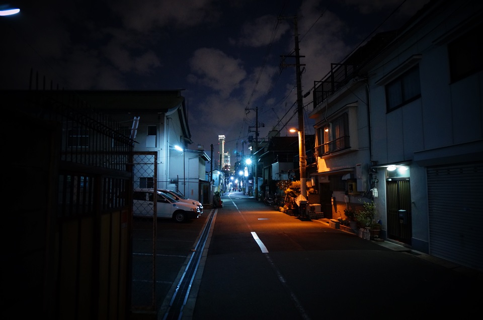 夜道の一人歩きは危険 狙われやすい人の特徴や対策とは 防犯と護身のセキュリティ情報館